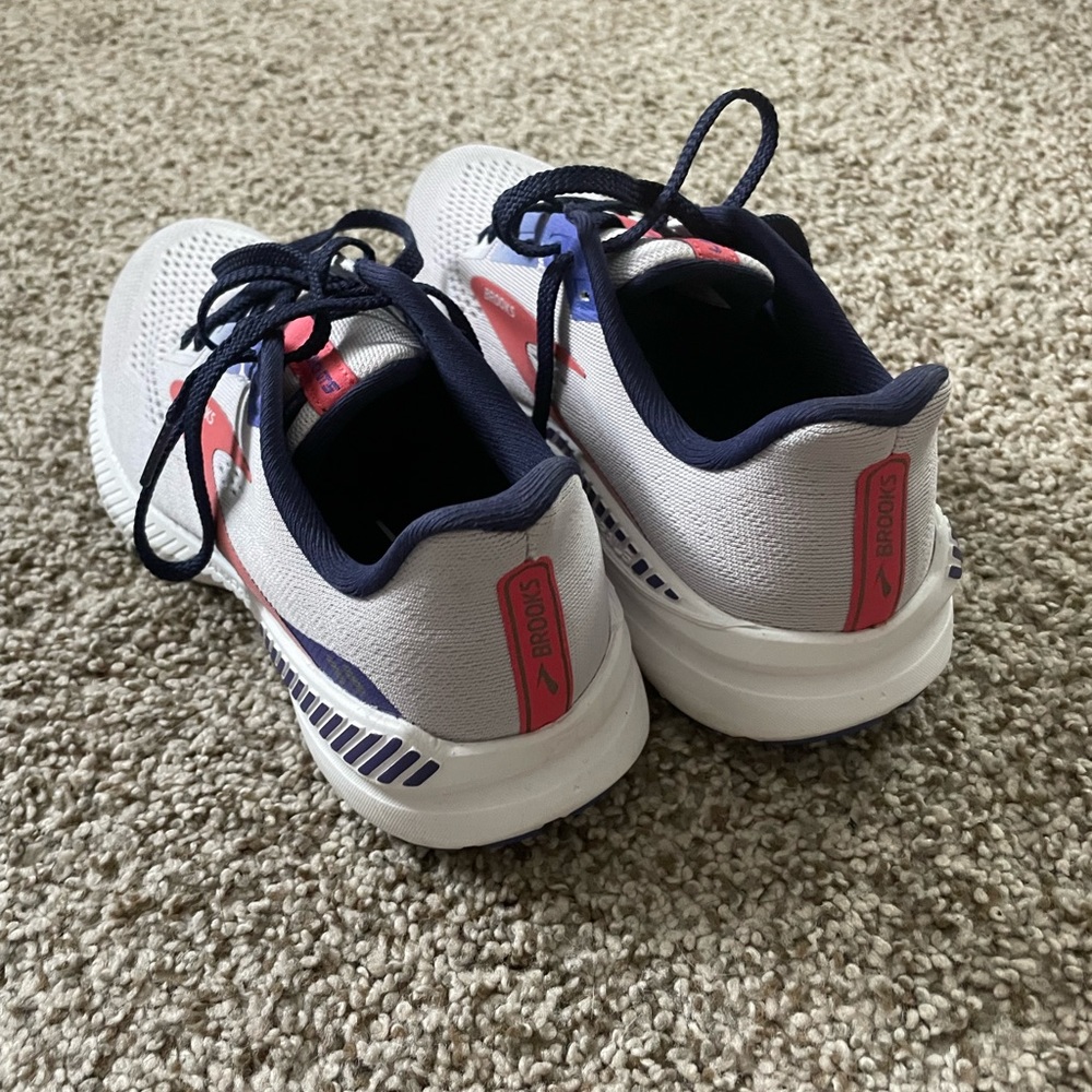 Brooks Launch GTS 8